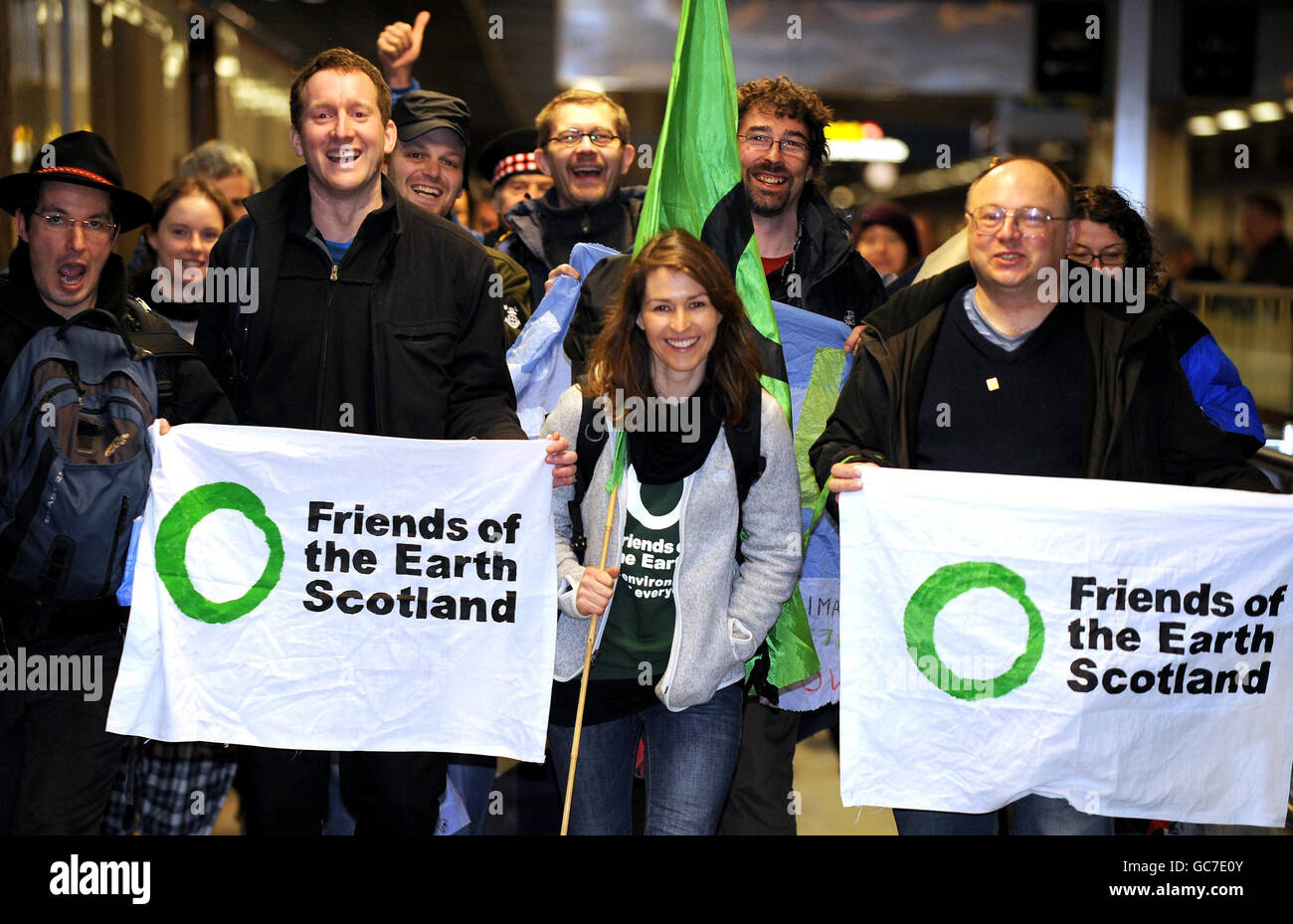 Die Schauspielerin Helen Baxendale (Mitte) schließt sich Aktivisten von Friends of the Earth und Christian Aid an, die mit dem Eurostar-Zug nach Kopenhagen fahren, um am Bahnhof St. Pancras, London, einen starken und fairen Klimavertrag zu fordern. Stockfoto