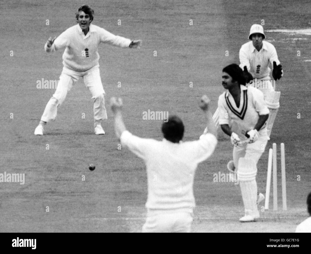 Cricket - England / Pakistan Pakistan Pakistan in England 1978 (3. Test) Veranstaltungsort Headingley, Leeds. Jubelndes Jubeln von Mike Breerley und Chris Old, nachdem der England-Schnellbowler den pakistanischen Javed Miandad sauber geschmälert hat Stockfoto