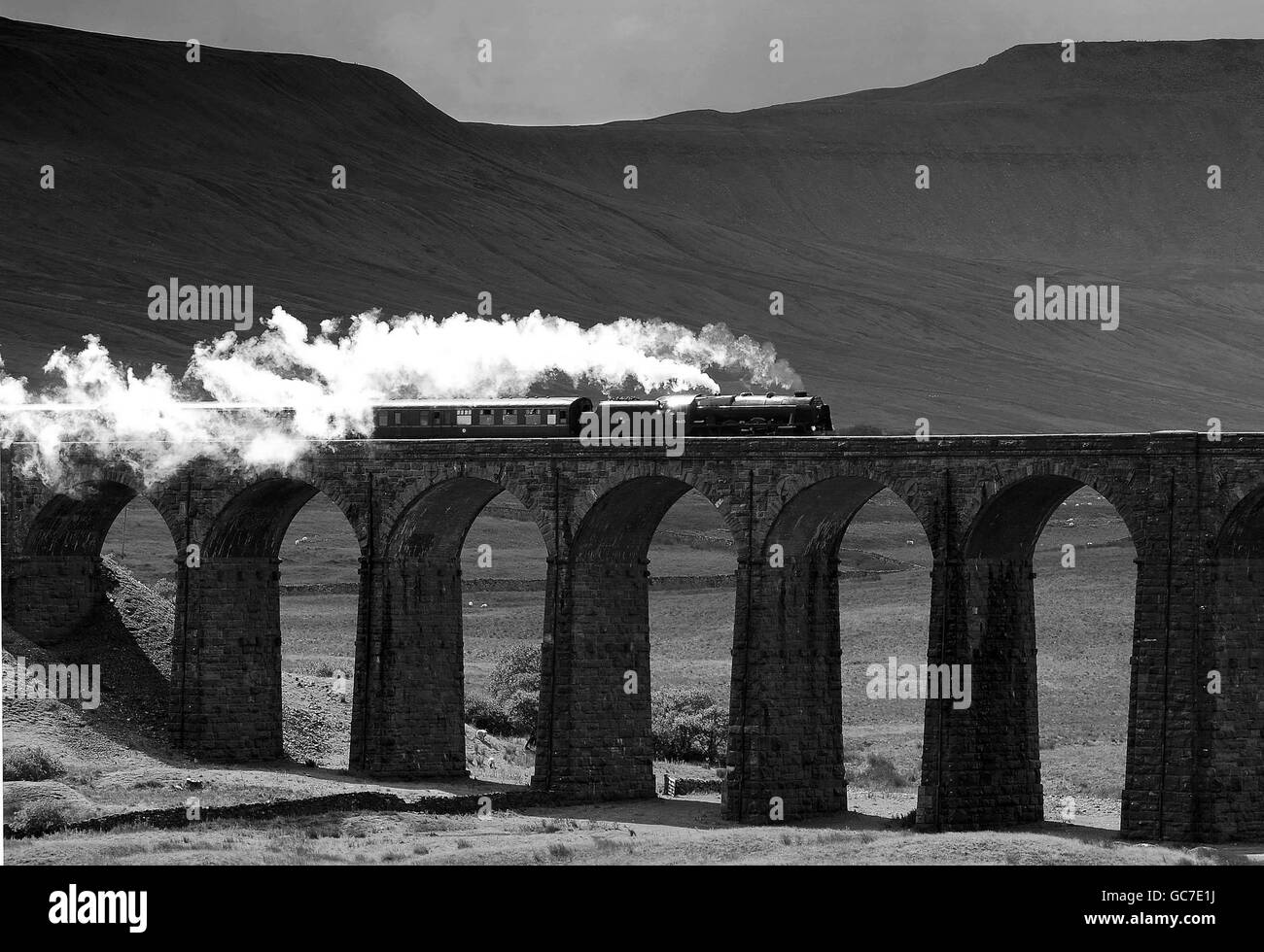 Die Scots Guardsman-Lokomotive überquert das Ribblehead Viadukt zu Beginn dieses Jahres den Cumbrian Mountain Express-Dienst auf der Linie Settle to Carlisle, die im ABC American News Network unter den Top Ten Great Railway Journeys als zweitbeste spektakuläre Bahnfahrt der Welt anerkannt wurde. Stockfoto