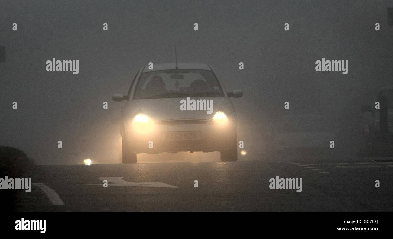 Autos fahren heute auf der M6 durch den Nebel, mit verminderter Sicht, da hoher Druck über dem Land liegt und die Straßen im Nebel bedeckt. Stockfoto