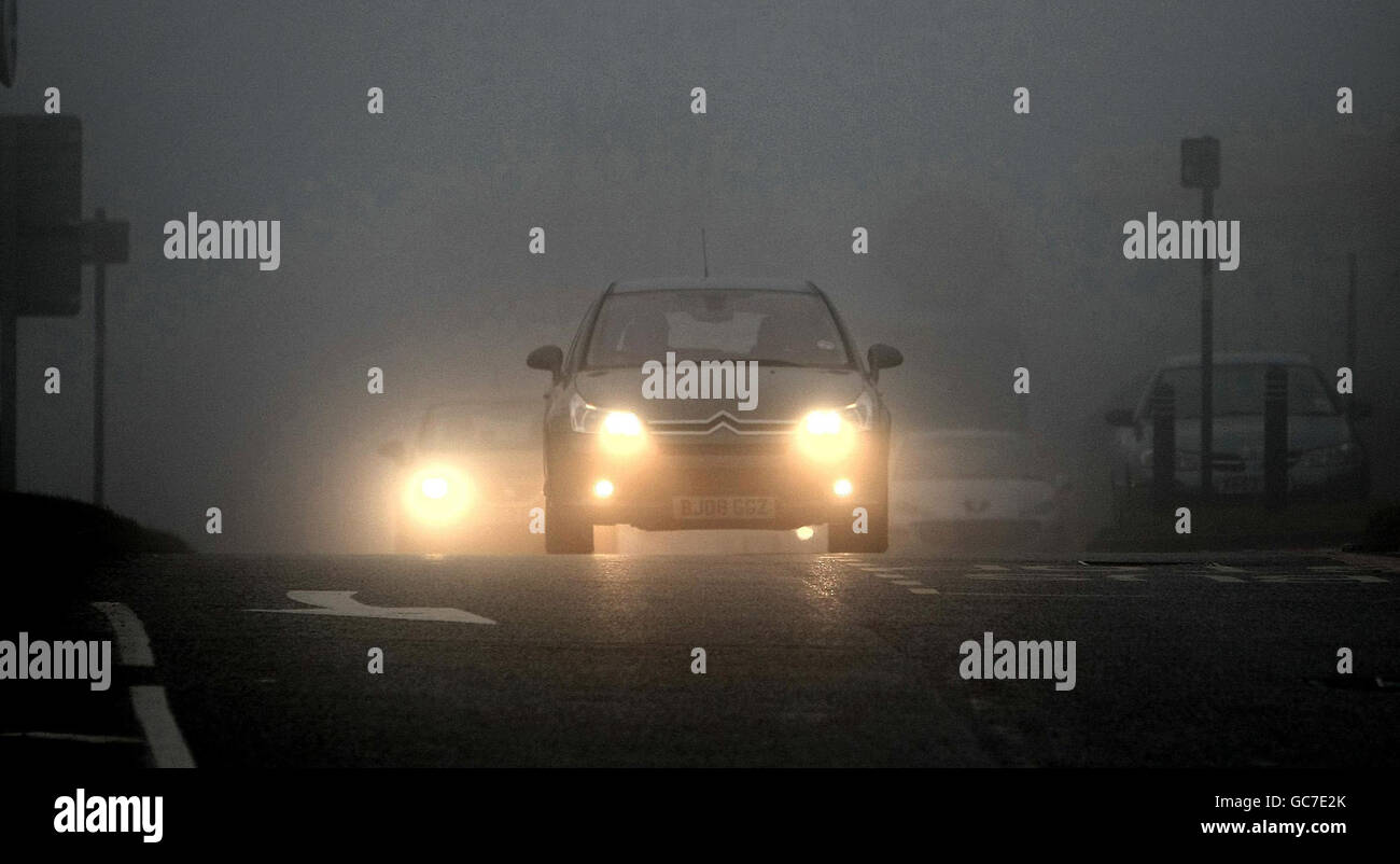 Autofahrer nutzen ihre Nebelscheinwerfer heute auf der M6, mit verringerter Sicht, da hoher Druck über dem Land sitzt und die Straßen im Nebel bedeckt. Stockfoto