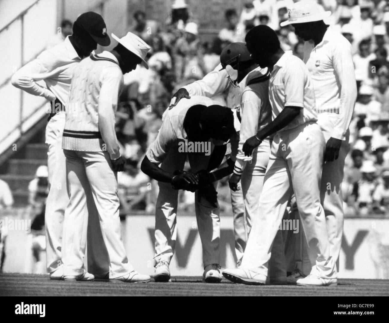 Cricket - England gegen West Indies - West Indies in England 1988 (5. Test) Veranstaltungsort Kennington Oval. Winston Benjamin steht im Mittelpunkt der Aufmerksamkeit seiner Teamkollegen, als er einen verletzten Finger pflegt, nachdem er Matthew Maynard gefangen hat Stockfoto