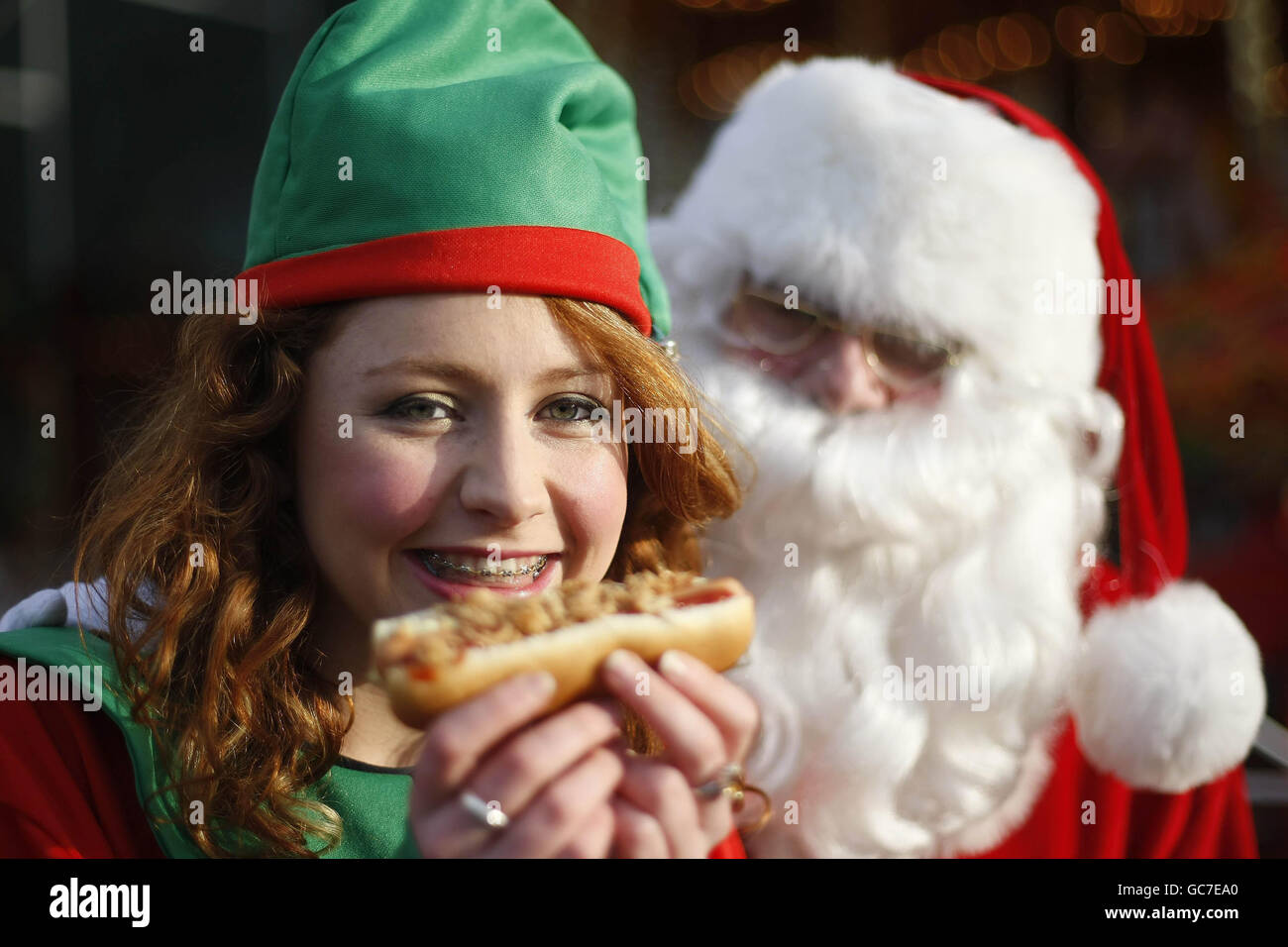 Der Weihnachtsmann wird von einem seiner Helfer Zoe Fagan bei der Eröffnung des fünften jährlichen 12 Days of Christmas Festivals in den Dublin Docklands begleitet. Stockfoto