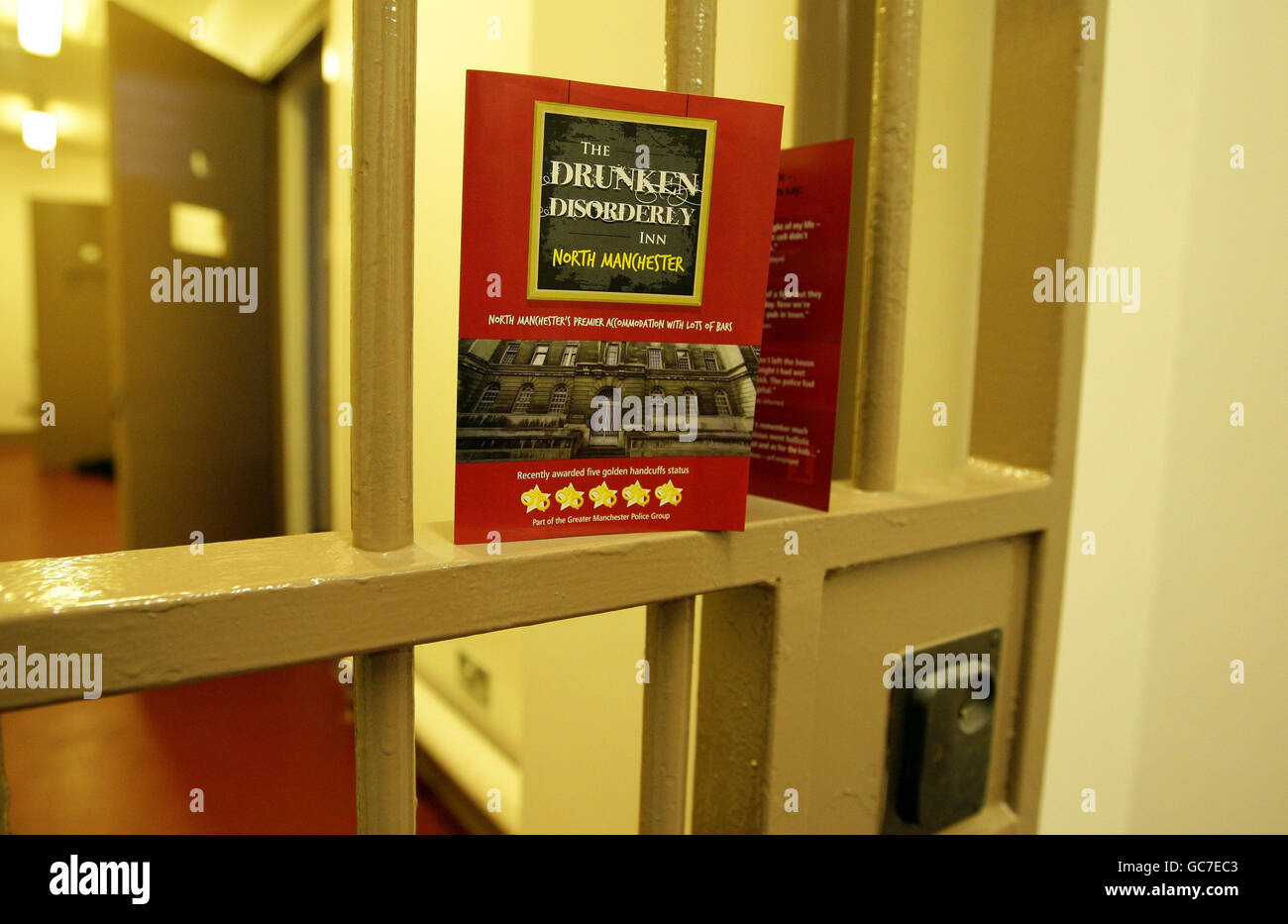 Die Polizei von Greater Manchester hat ihre Hotelbroschüre veröffentlicht, die an die Nachtschwärmer verteilt werden soll, um sie vor den Folgen von Alkohol angeheizter Gewalt während einer Nacht zu warnen. Die Broschüre informiert sie darüber, was eine Nacht im Betrunken Disorderly Inn ihnen bieten kann. Stockfoto