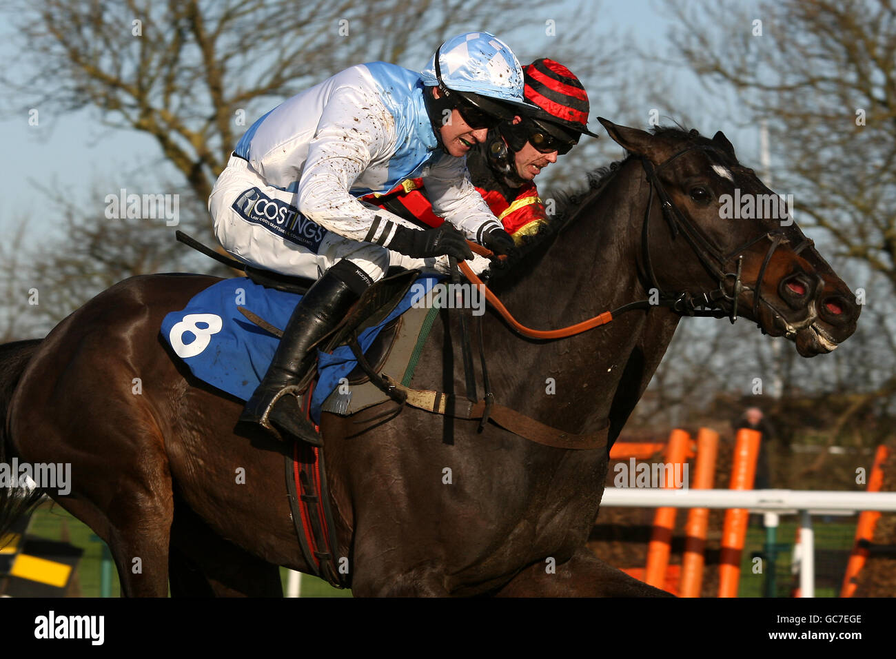 Jockey William Kennedy auf Key Cutter (l) und Graham Lee Auf Stoop zu erobern Kampf es um die Führung In der Toteplacepot Handicap Hürde Stockfoto