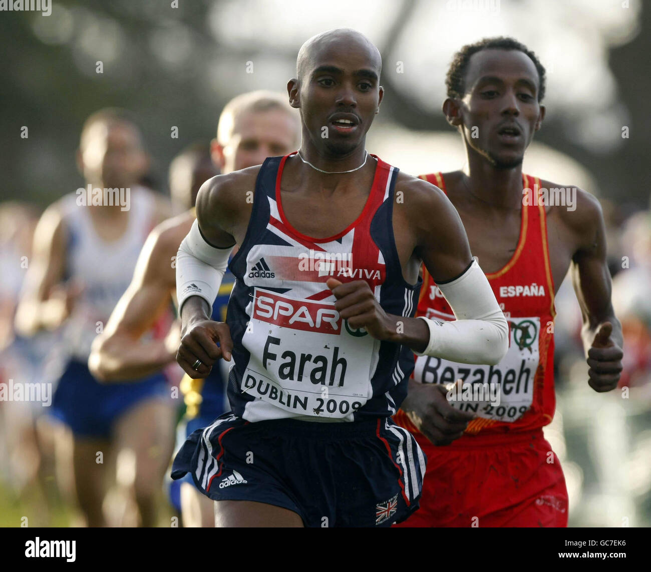 Der Brite Mo Farah führt vor dem zweiten Platz im Senior Men's Event während der Cross-Country Europameisterschaft in Dublin. Stockfoto