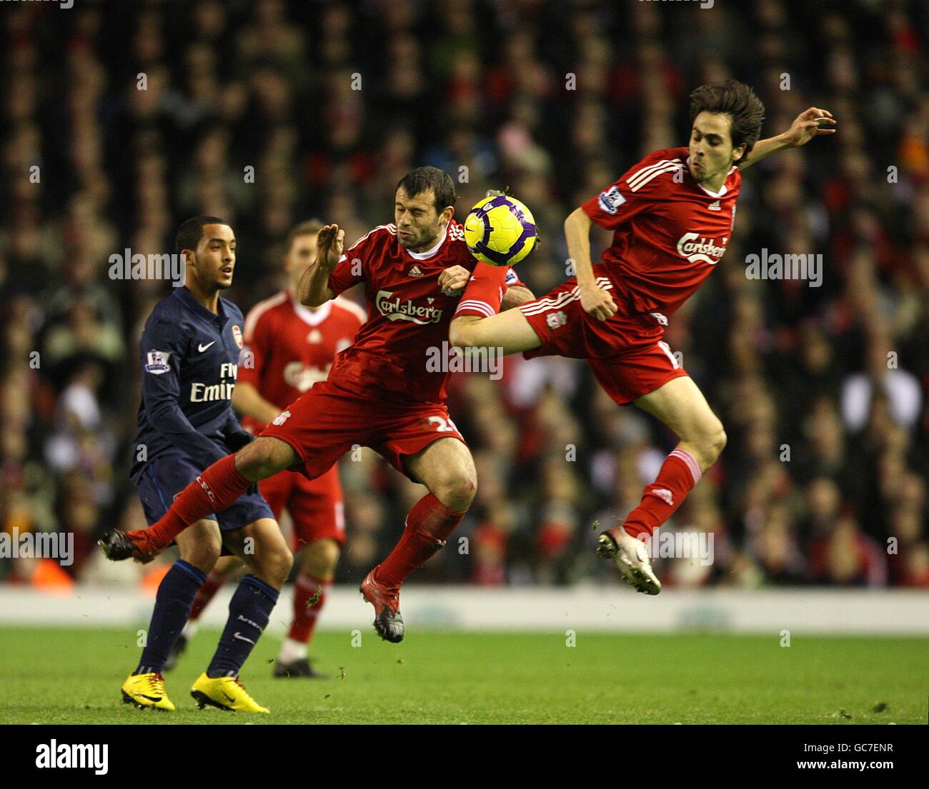 Liverpool Yossi Benayoun (rechts) und Javier Mascherano (links) fahren beide Für den Ball in der Luft Stockfoto