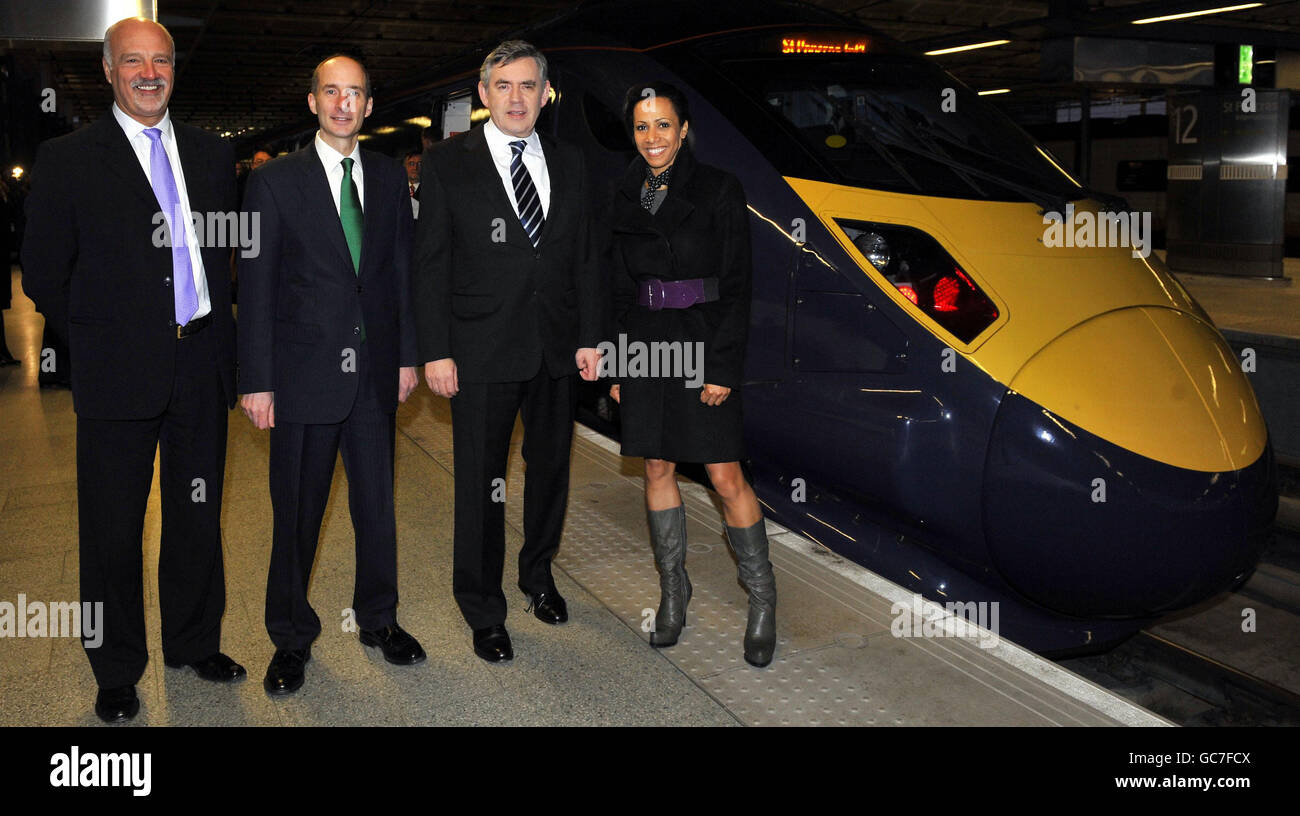 (Von links nach rechts) Keith Ludeman, Geschäftsführer der Schieß los. PLC, Lord Adoni, Premierminister Gordon Brown und Kelly Holmes, am ersten Tag des neuen Hochgeschwindigkeitszuges Javelin am Bahnhof St. Pancras in London. Stockfoto