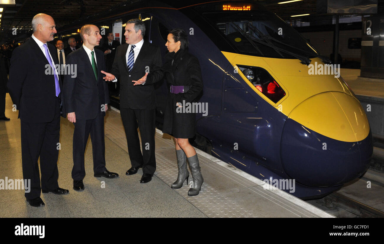 (Von links nach rechts) Keith Ludeman, Geschäftsführer der Schieß los. PLC, Lord Adoni, Premierminister Gordon Brown und Kelly Holmes, am ersten Tag des neuen Hochgeschwindigkeitszuges Javelin am Bahnhof St. Pancras in London. Stockfoto