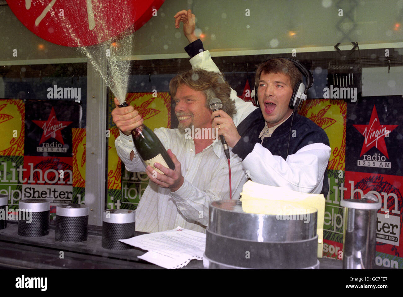CHAMPAGNER-START FÜR VIRGIN 1215, DEN NEUEN NATIONALEN RADIOSENDER, DER IN MANCHESTER VON RICHARD BRANSON MIT EINEM DER MODERATOREN DES SENDERS, RUSS WILLIAMS, INS LEBEN GERUFEN WURDE. Stockfoto