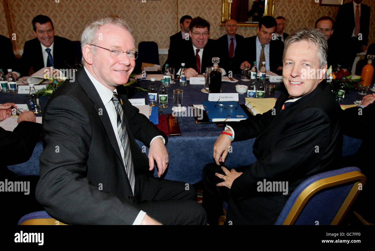 Der erste und stellvertretende erste Minister Nordirlands, Peter Robinson (rechts), Martin McGuinness (links), mit dem irischen Premierminister Brian Cowen (Mitte) auf einer Tagung des Nord-Süd-Ministerrats (NSMC) in Limavady, Co Londonderry. Stockfoto