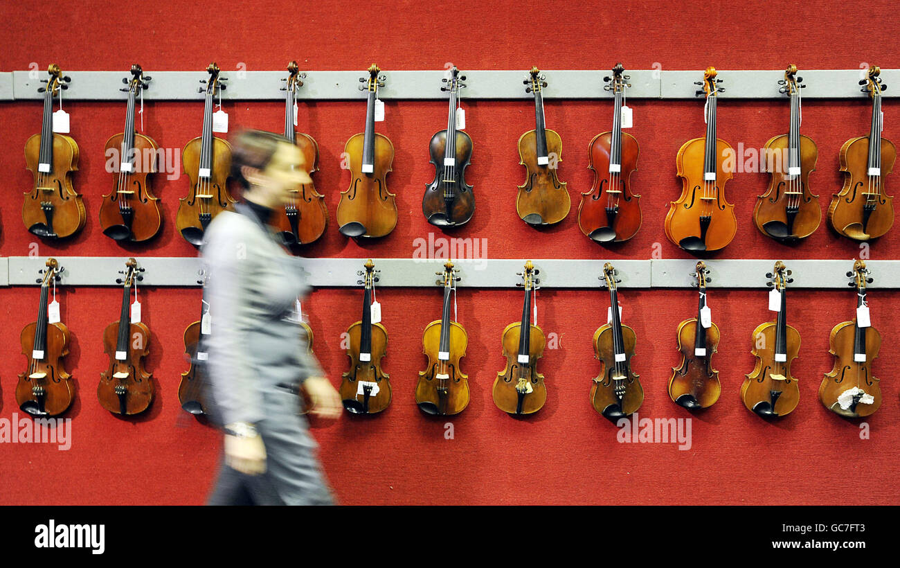 Violinen im Rahmen der Music Room Auction, bei Bonhams in London. Stockfoto