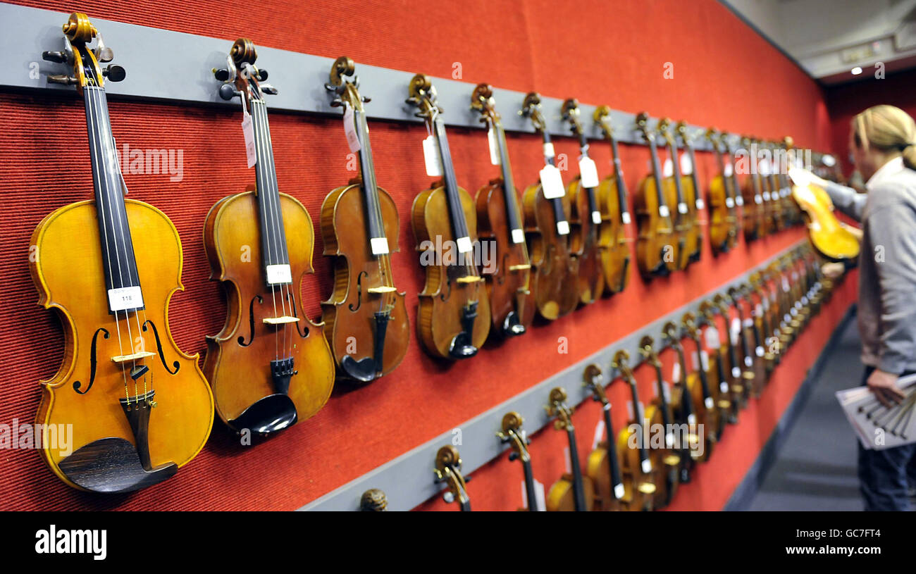 Violinen im Rahmen der Music Room Auction, bei Bonhams in London. Stockfoto