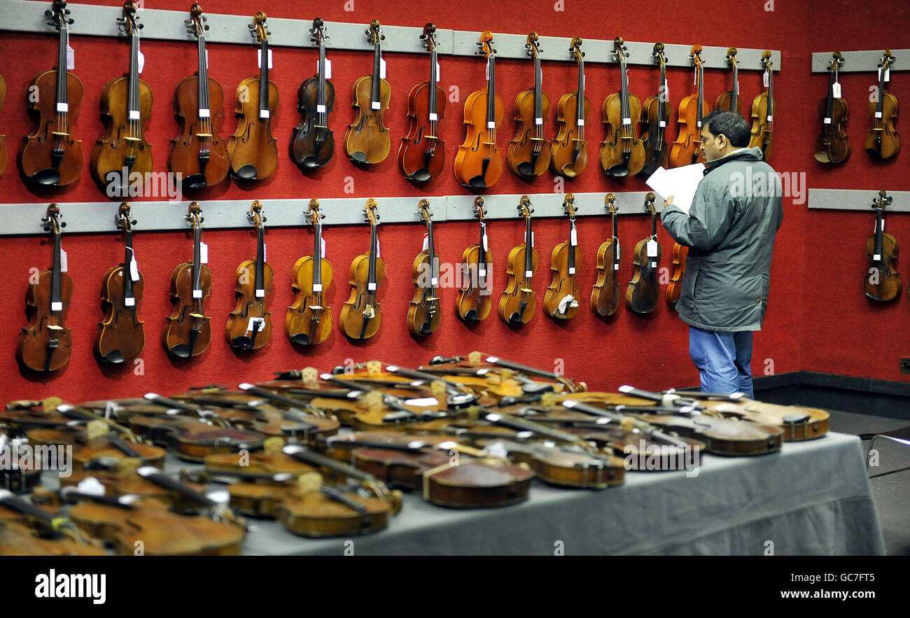 Violinen im Rahmen der Music Room Auction, bei Bonhams in London. Stockfoto