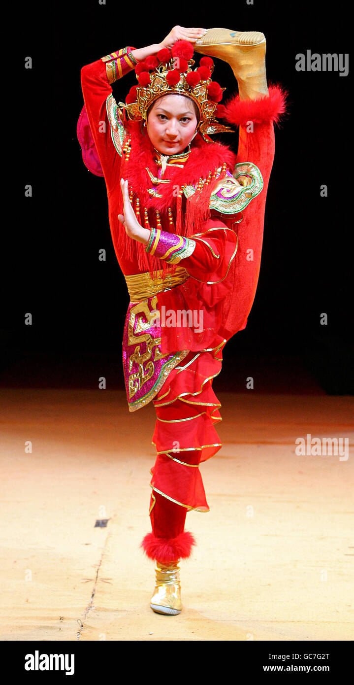 Ein Performer mit dem Chinese State Circus tritt bei einer Pressevorschau für ihre Aufführung von "mulan" mit den Shaolin Warriors in Blackheath, London, auf. Stockfoto