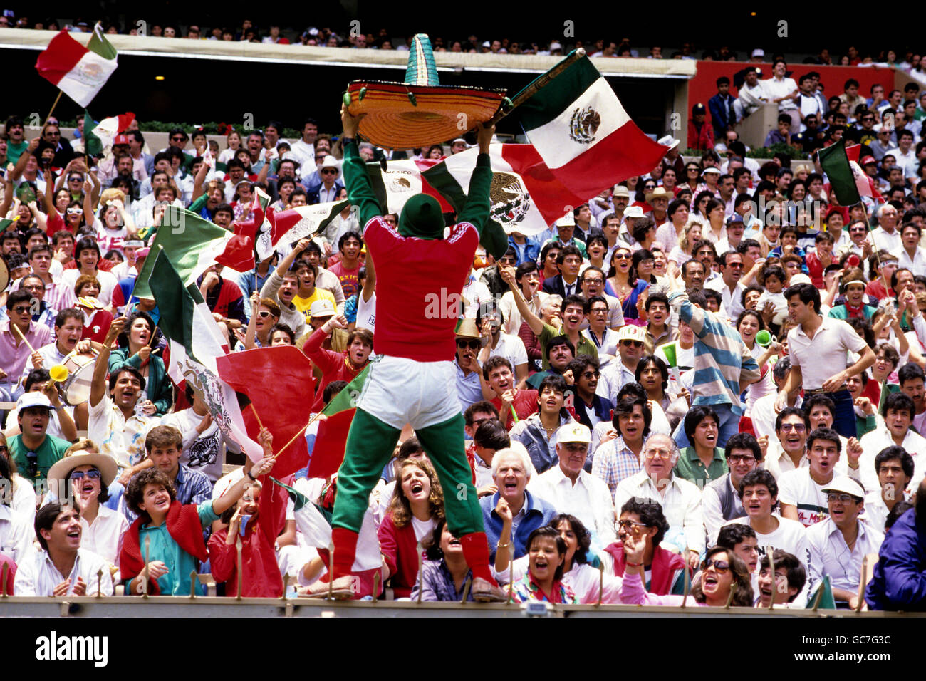 Fußball - Weltmeisterschaft Mexiko 1986 - Gruppe B - Mexiko / Irak. Mexiko-Fans zeigen vor dem Spiel ihre Unterstützung Stockfoto