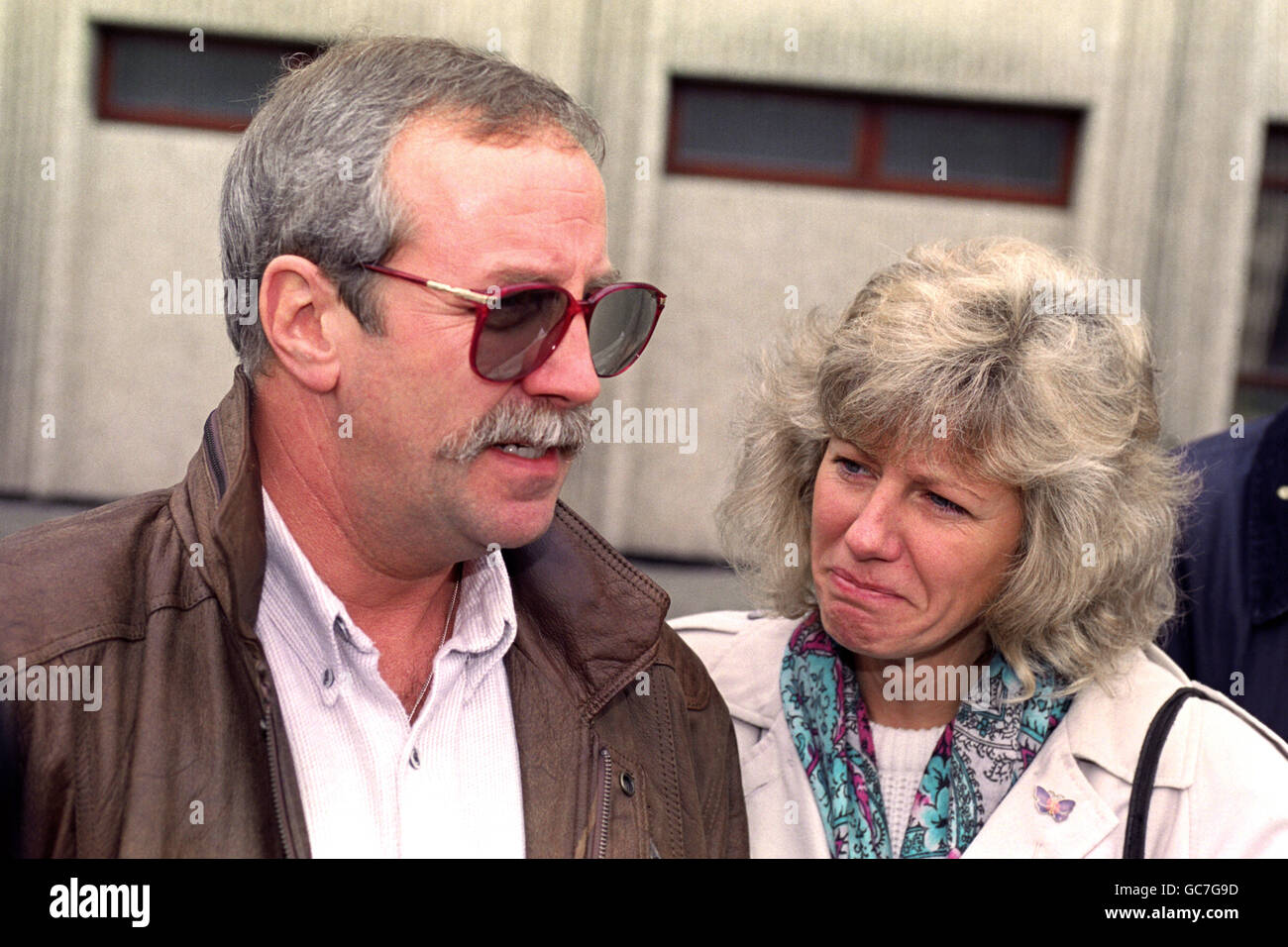 COLIN UND WENDY BRECHEN VOR DEM ALLGEMEINEN KRANKENHAUS VON WARRINGTON EINE PARADE AB, WÄHREND SIE MIT REPORTERN ÜBER IHREN SOHN TIM SPRECHEN, DER BEI EINEM BOMBENANSCHLAG VERLETZT WURDE. Stockfoto