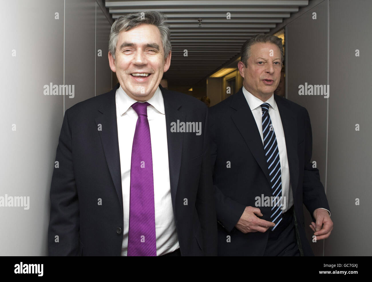 Der britische Premierminister Gordon Brown (rechts) spricht mit Al Gore während der COP15-Klimakonferenz der Vereinten Nationen im Bella Center in Kopenhagen, Dänemark. Stockfoto