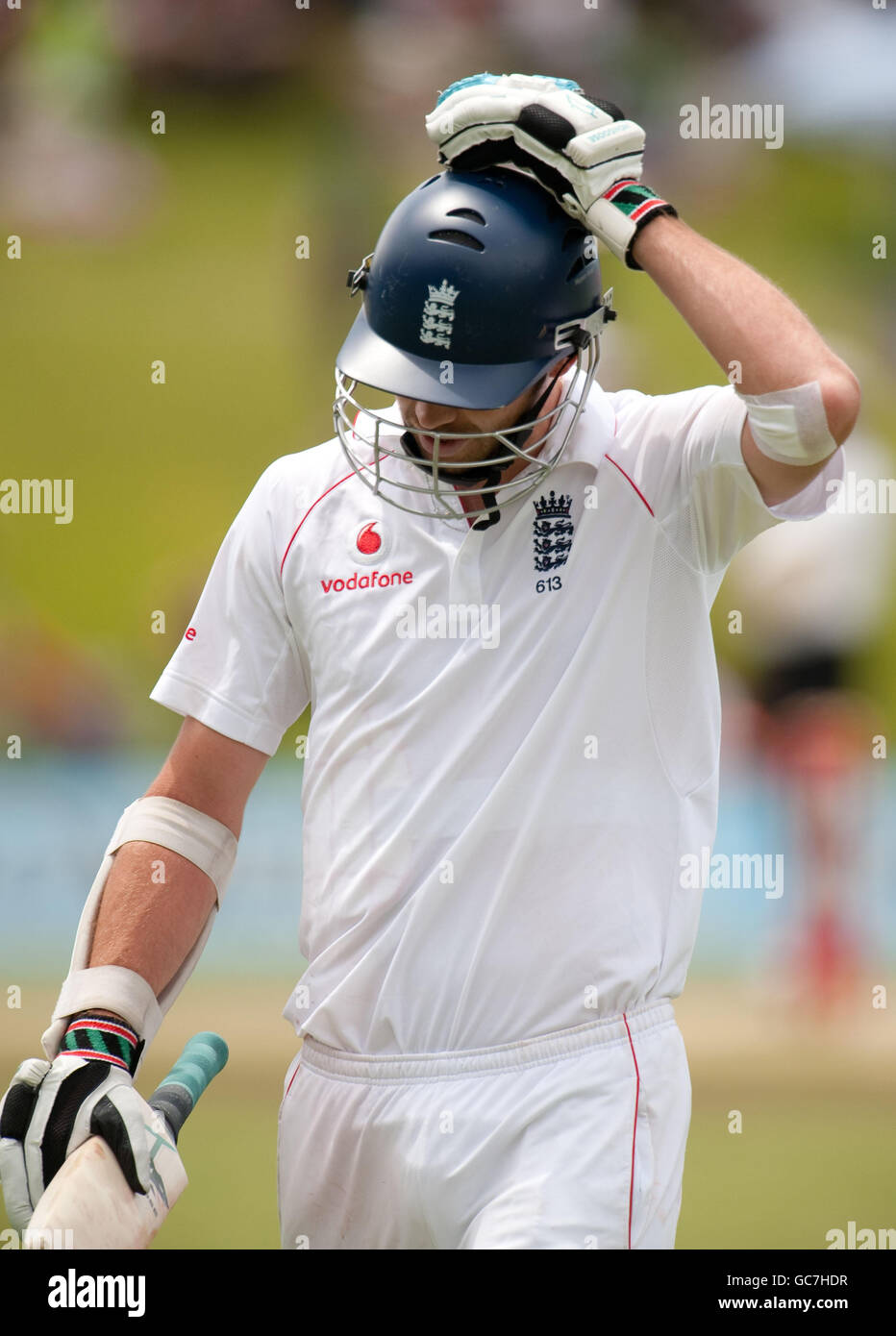 Der Engländer James Anderson verlässt das Feld, nachdem er während des ersten Tests im SuperSport Park, Centurion, Südafrika, vom südafrikanischen Friedel de Wet entlassen wurde. Stockfoto