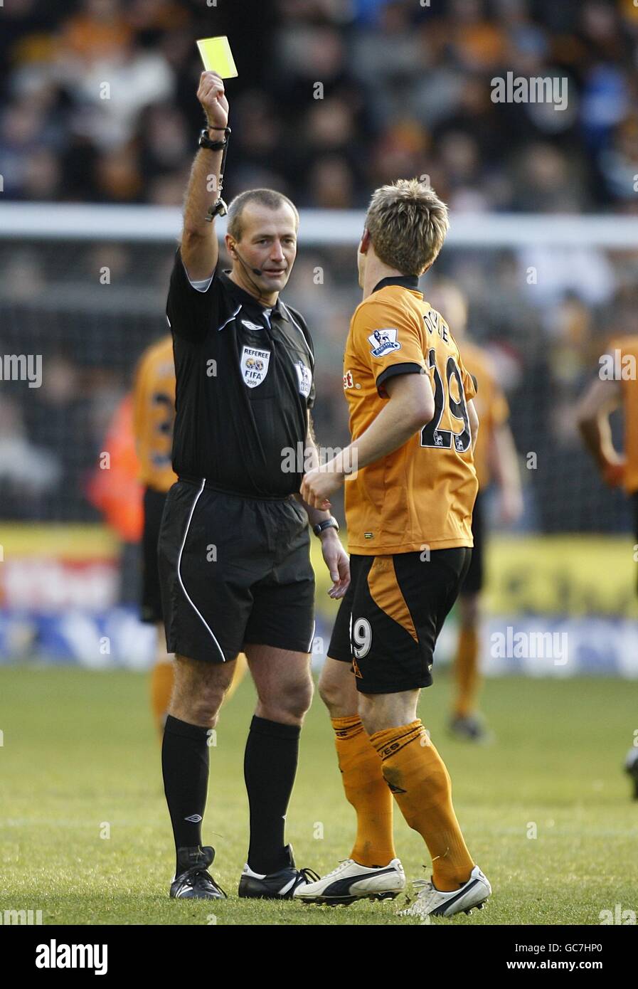 Wolverhampton Wanderers' Kevin Doyle (rechts) wird von Schiedsrichter Martin gebucht Atkinson, nachdem er sein Hemd auszog, um sein Ziel zu feiern Stockfoto