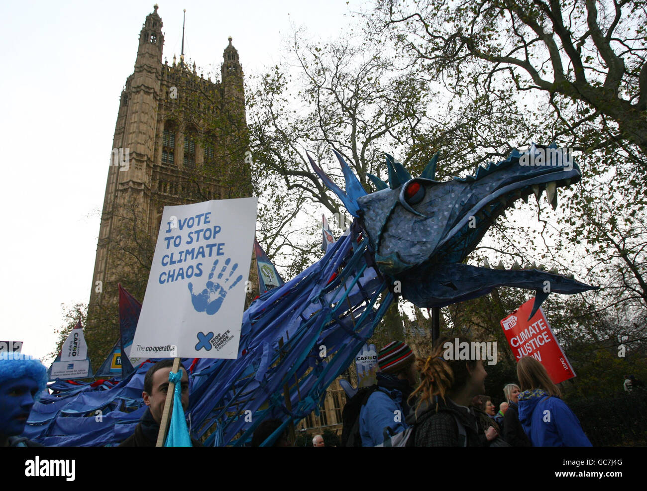 Die Demonstranten des Klimawandels bilden eine Menschenwelle um die Houses of Parliament im Zentrum von London, während Zehntausende von Menschen sich an Demonstrationen beteiligen, die vor den knallenden UN-Gesprächen in Kopenhagen zum Handeln gegen den Klimawandel aufrufen. Stockfoto