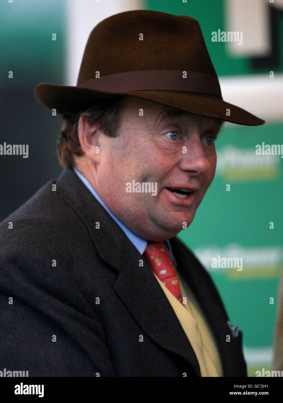 Trainer Nicky Henderson am ersten Tag der Open auf der Pferderennbahn Cheltenham. Stockfoto