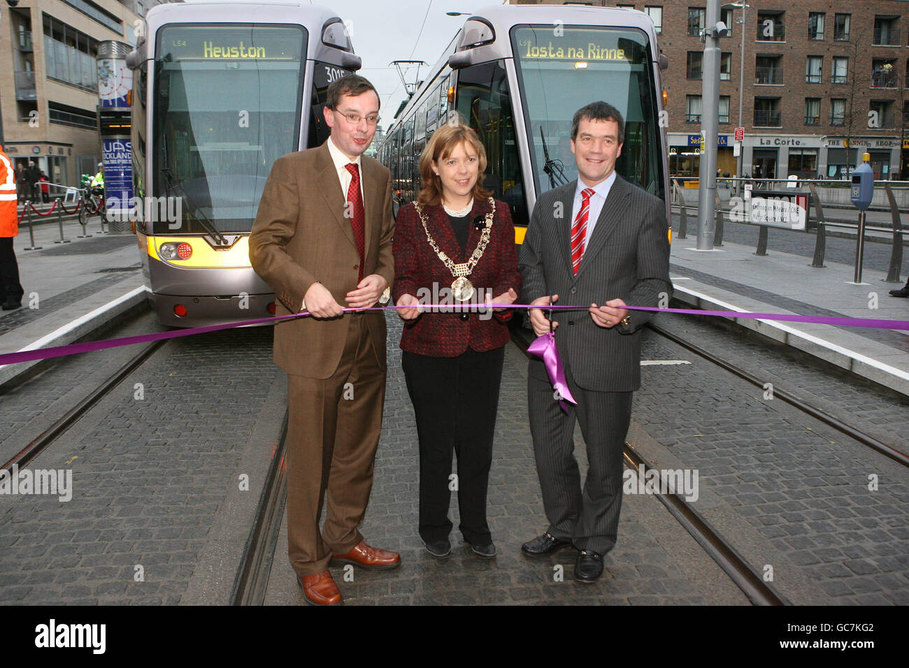(Von links) der RPA-Chef Frank Allen, der Bürgermeister von Dublin, Emer Costello, und Verkehrsminister Noel Dempsey stellen die neue Erweiterung der Luas Docklands vor, die ab heute von Busaras zum Point Village im Stadtzentrum von Dublin führen wird. Stockfoto