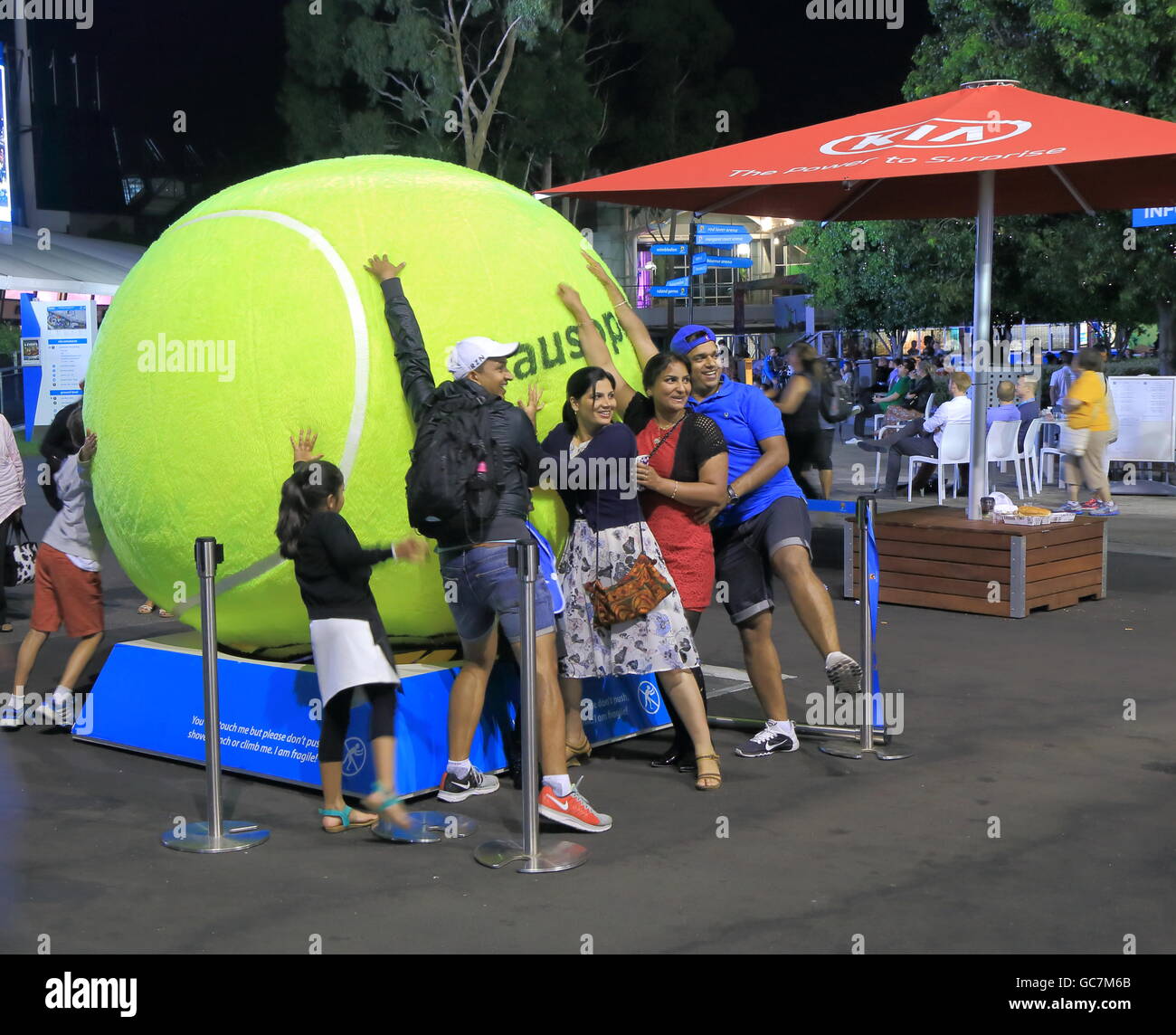 Menschen fotografieren mit großen Tennis Ball Display am Australian Open Tennis in Melbourne Australien. Stockfoto