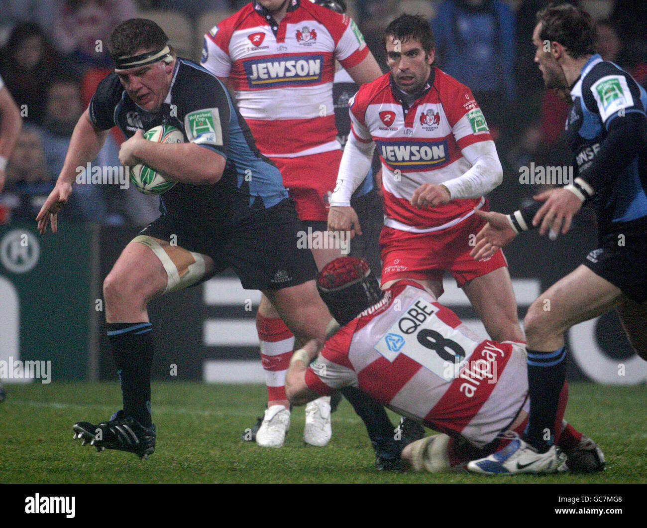 Moray Low (links) von Glasgow Warriors läuft während des Heineken Cup-Spiels in der Firhill Arena, Glasgow, durch das Tackle von Gloucester's Luke Narraway. Stockfoto
