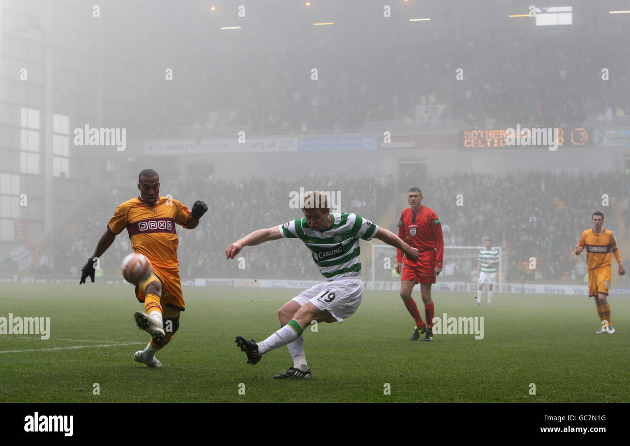 Barry Robson von Celtic überquert den Ball während des Nebels während des Spiels der Clydesdale Bank Scottish Premier League im Fir Park, Motherwell. Stockfoto