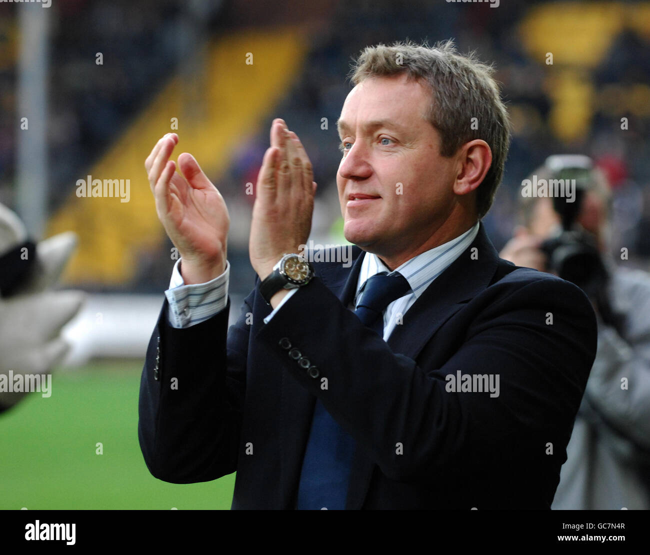 Peter zitternd, Executive Chairman von Notts County, applaudiert die Fans vor dem Start des Spiels während des Coca-Cola League Two Spiels in der Meadow Lane, Nottingham. Stockfoto