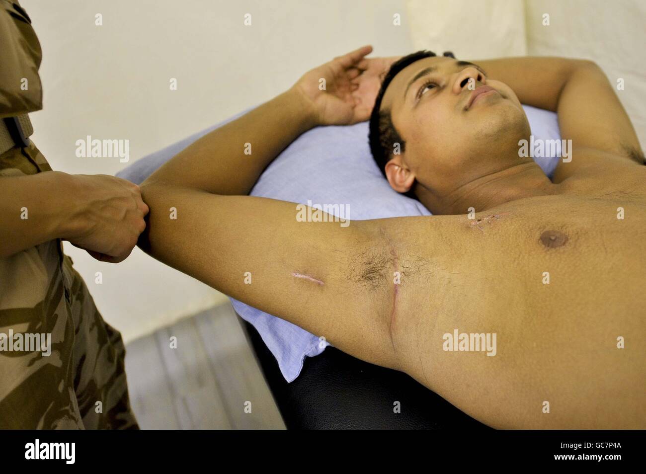 Bergmann Hussain Panchbhaya in der Physiotherapie-Abteilung im Camp Bastion, Afghanistan. Der Soldat des 4. Bataillons die Gewehre wurden von einem Scharfschützen erschossen, als er am 22. November 2009 auf der Patrouillenbasis Blenheim in Sangin, Afghanistan, Dienst hatte. DRÜCKEN Sie VERBANDSFOTO. Bilddatum: Montag, 14. Dezember 2009. Randaleman Panchbhaya erlitt Verletzungen an Arm, Brust und Schulter, als die Kugel durch seine obere Brust eintrat und in seiner Achselhöhle feststeckte. Siehe PA Geschichte VERTEIDIGUNG Afghanistan Bullet. Bildnachweis sollte lauten: Ben Birchall / PA Wire Stockfoto