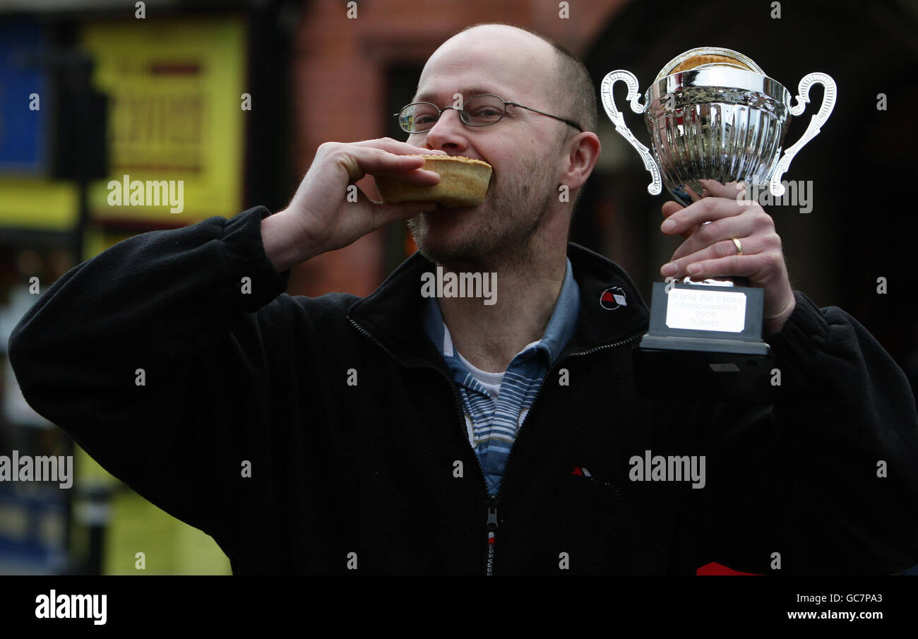 Barry Rigby posiert für Fotografen, nachdem er in Harry's Bar in Wigan Weltmeister im Pie-Essen geworden ist. Herr Rigby wurde beim Champion von 2009 gekrönt, nachdem er nur 47 Sekunden benötigt hatte, um den Kuchen zu beenden. Stockfoto