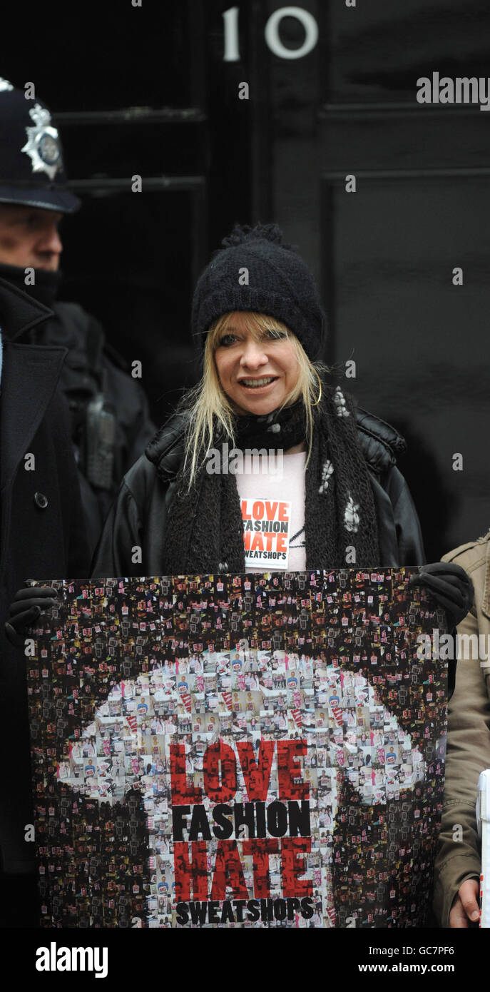 Jo Wood überreicht im Auftrag der Love Fashion Hate Sweatshops Campaign ein T-Shirt an die 10 Downing Street, London, und fordert die Regierung auf, die Einzelhändler zu stoppen, die ausländische Arbeitnehmer ausbeuten. Stockfoto