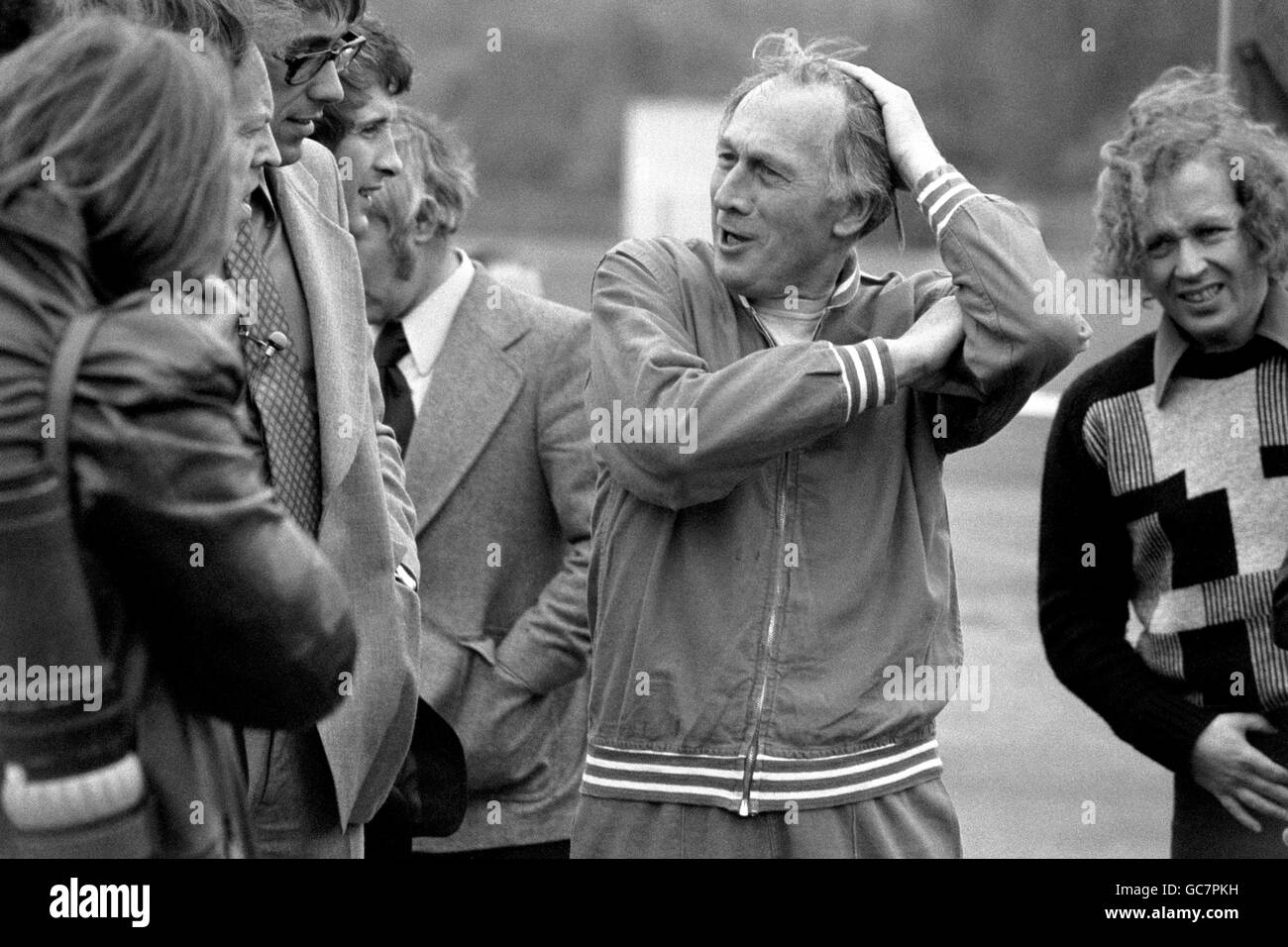 Joe Mercer, Englands Hausmeister-Manager, spricht mit Medienvertretern auf dem Bank of England Ground, Roehampton, wo die englische Fußballmannschaft trainiert hat. Stockfoto