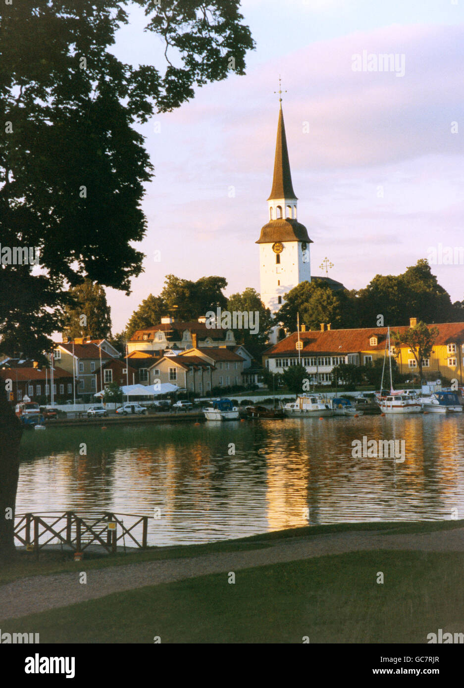 Stadt mit Kirche im Abendlicht Stockfoto