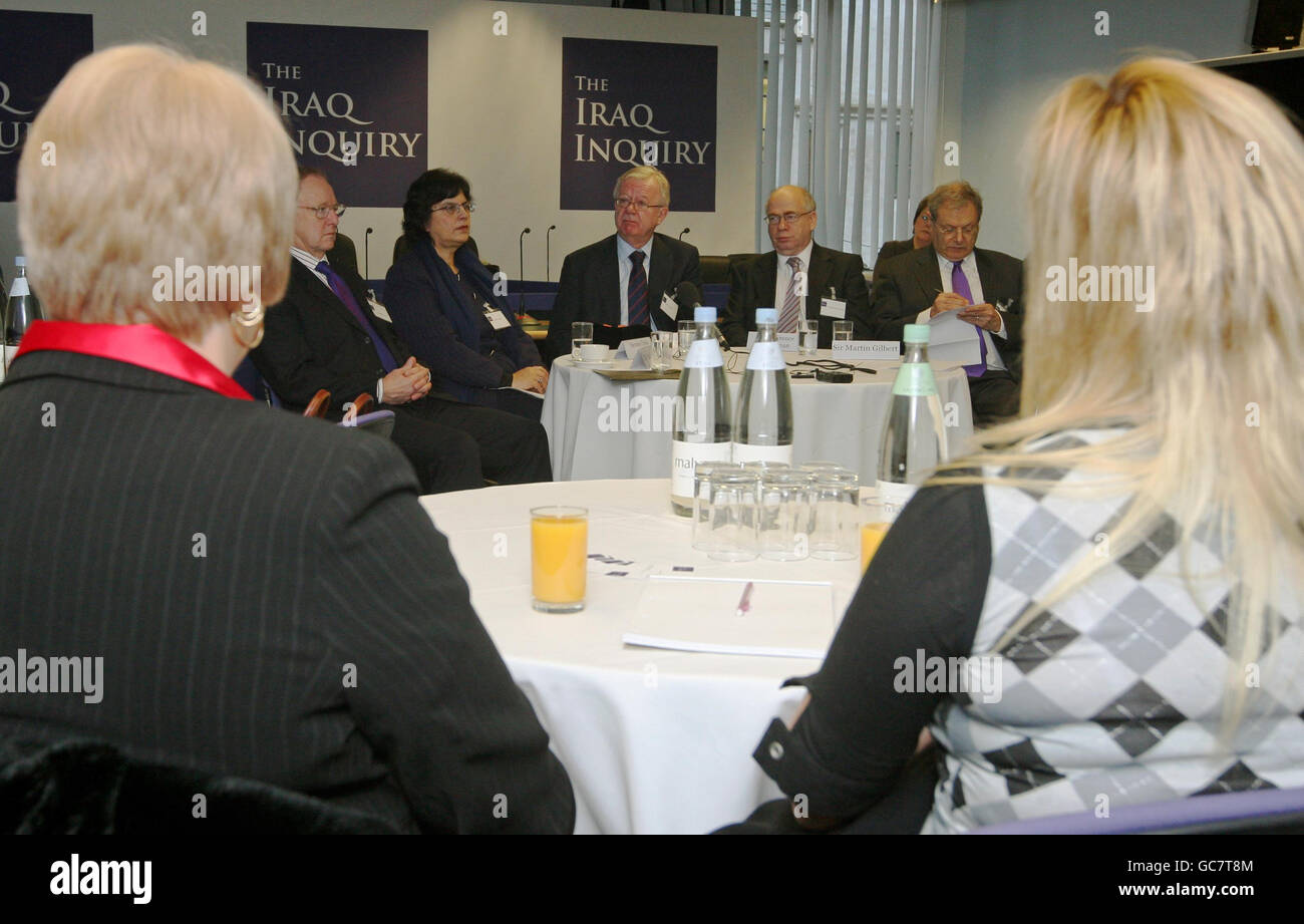 Vorsitzender der Irakuntersuchung Sir John Chilcot (Mitte) und Mitglieder der Irakuntersuchung (von links nach rechts) Sir Roderic Lyne, Baroness Usha Prashar, Sir Lawrence Freedman und Sir Martin Gilbert treffen im Queen Elizabeth II Conference Center auf die im Irakkrieg getöteten Hinterbliebenen britischer Dienstleute, Westminster, London. Stockfoto