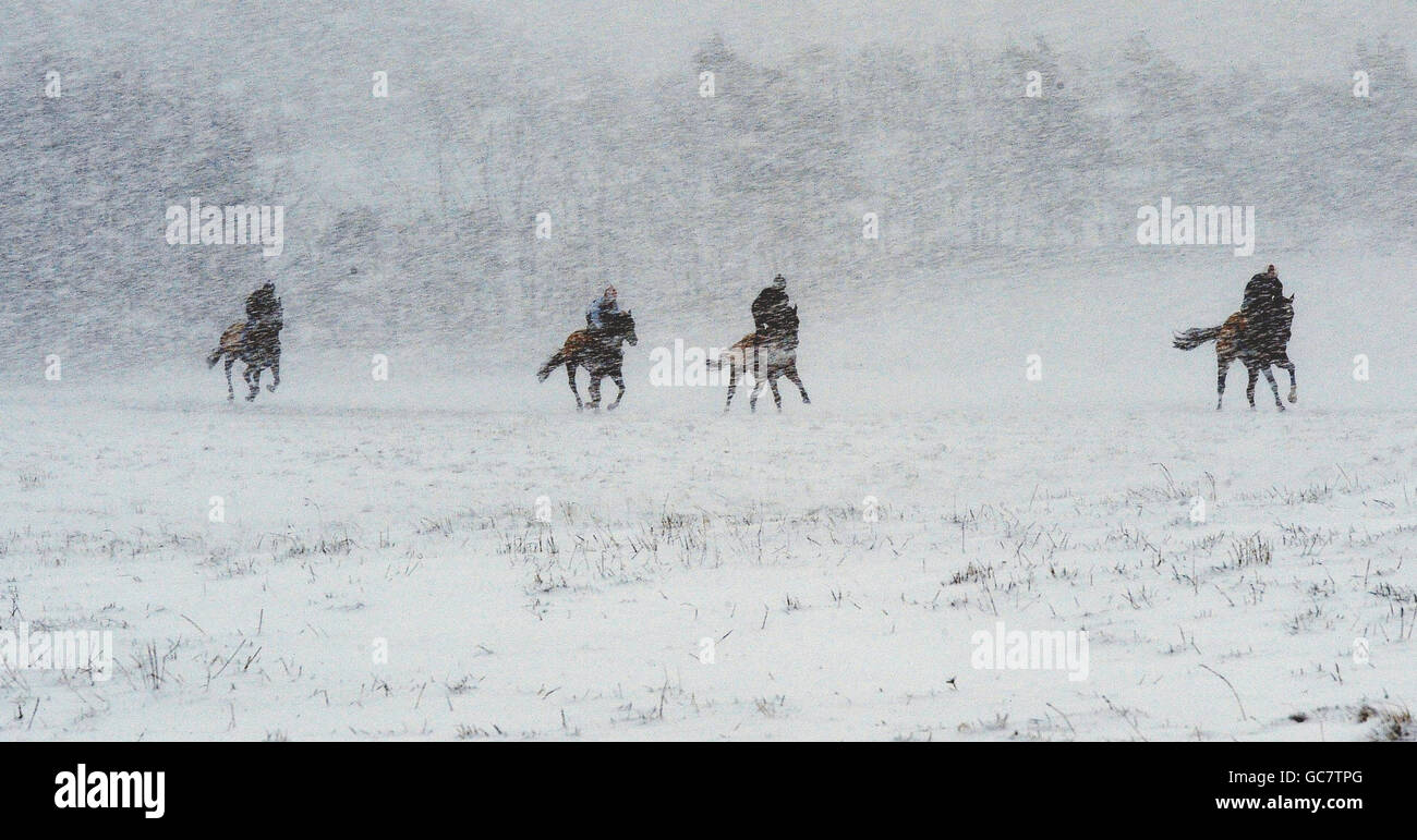 Mit Pferderennen in Großbritannien schwer von der Unwetter getroffen die Galopprennfahrer in Middleham nahm auf eine Weihnachtskarte Blick heute als die Pennines rund um die Galopprennbahn waren mit tiefem Schnee bedeckt. Stockfoto