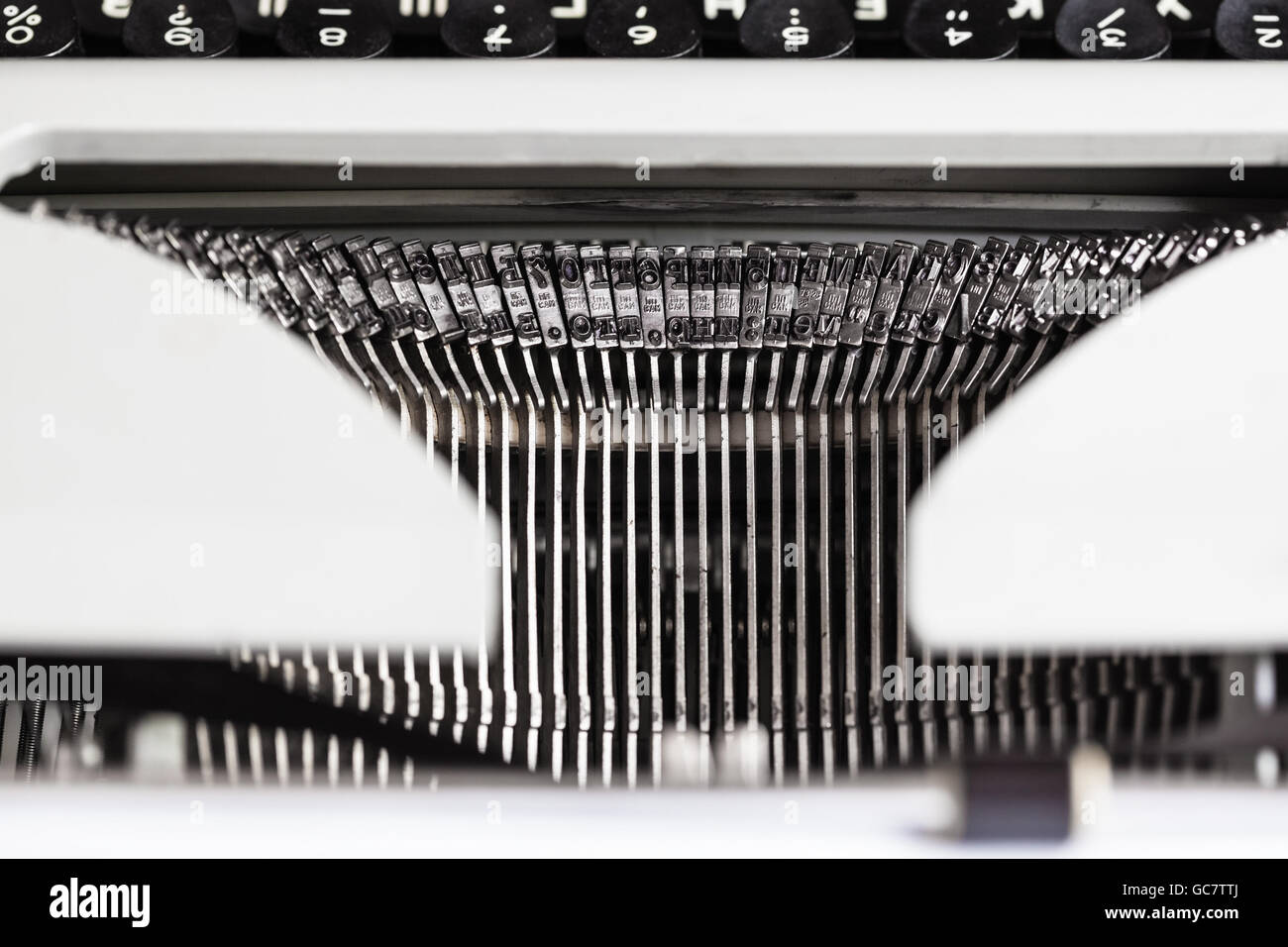 Typebars mit Buchstaben in alte mechanische Schreibmaschine Stockfoto