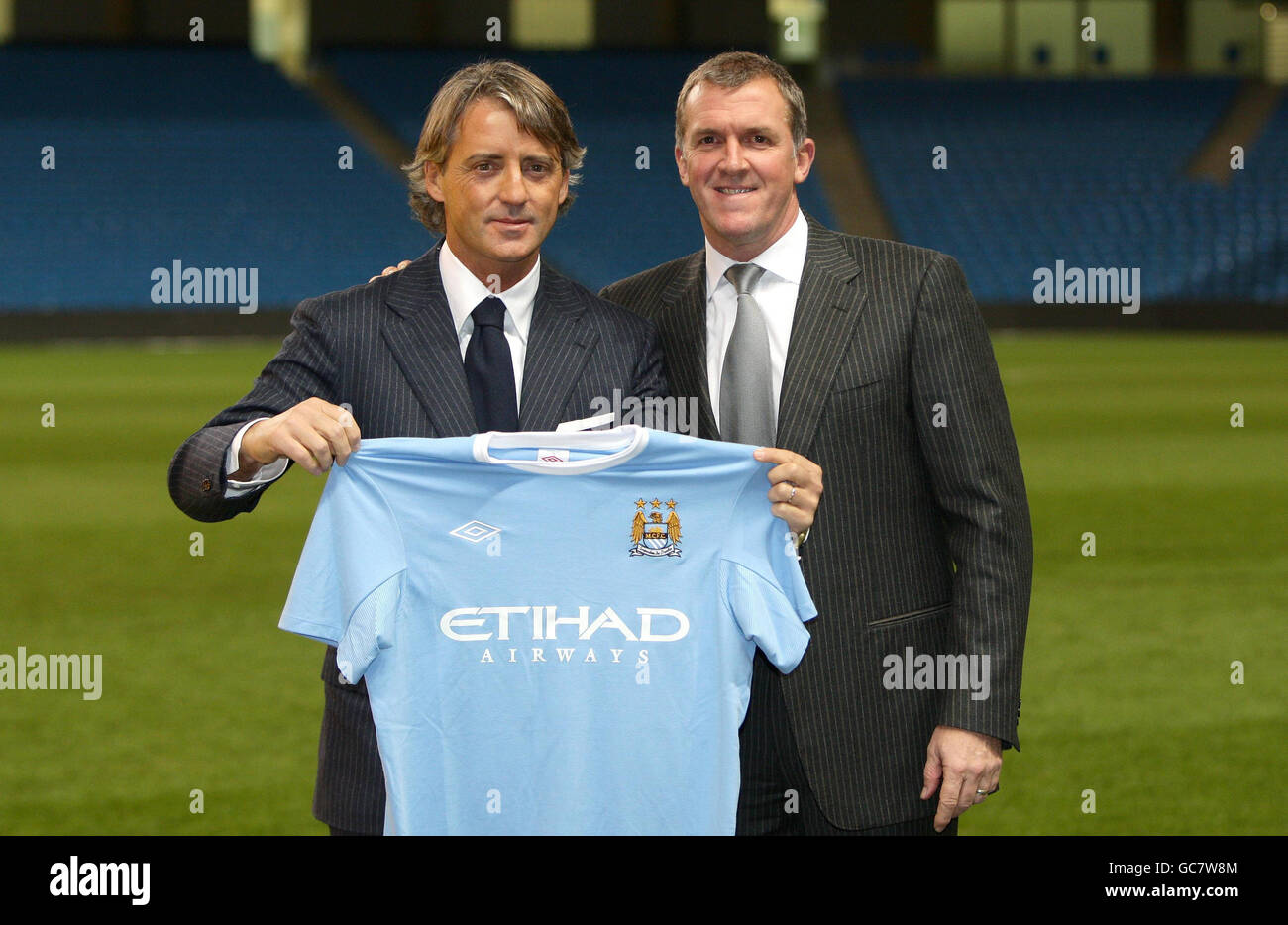 Der neue Manchester City Manager Roberto Mancini (links) mit CEO Garry Cook nach einer Pressekonferenz im City of Manchester Stadium, Manchester. Stockfoto