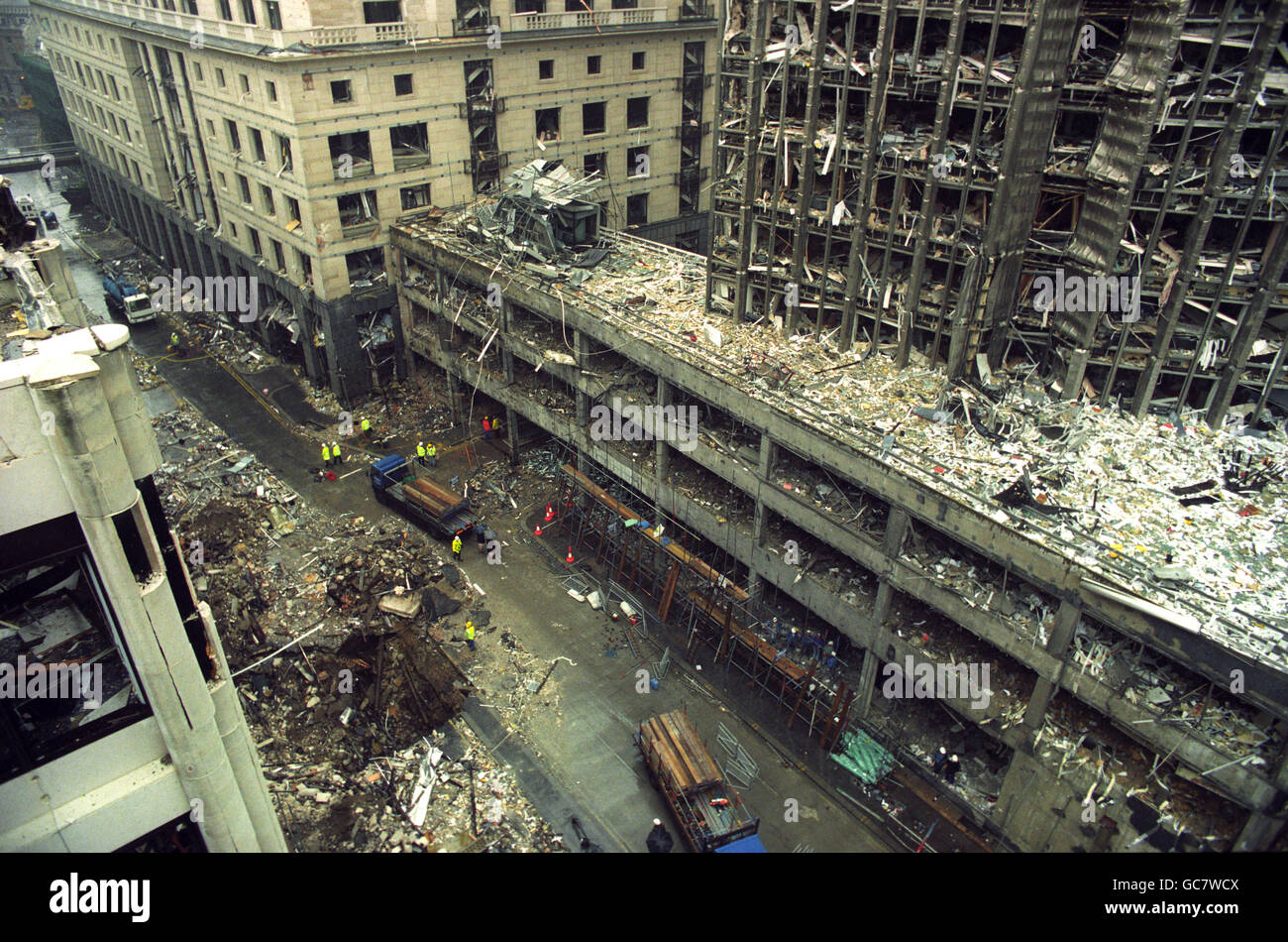 Die Verwüstung der Hong Kong und Shanghai Bank und der Krater links in Bishopsgate [links, Vordergrund] in London nach dem massiven Bombenanschlag der IRA. Stockfoto