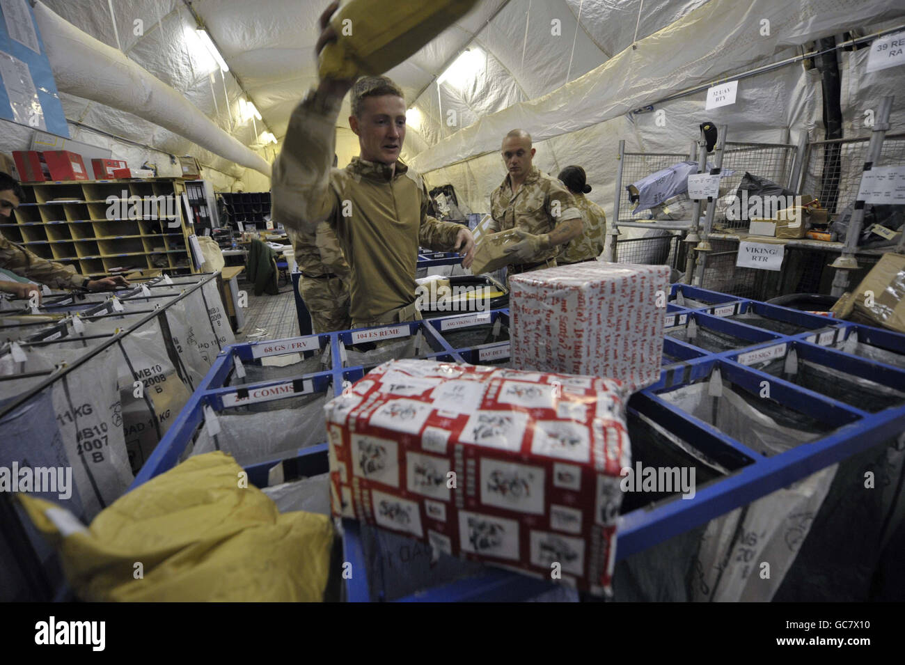Soldaten sortieren das gestiegene Volumen in der Weihnachtspost in der Feldpost in der Provinz Helmand, Afghanistan. Stockfoto