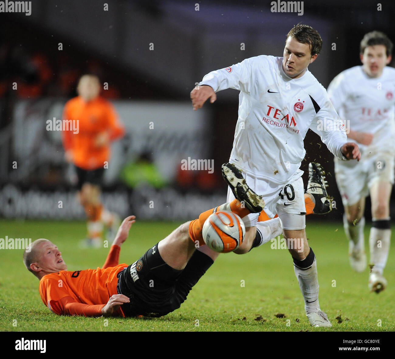 Garry Kenneth von Dundee United fordert Darren Mackie von Aberdeen während des Spiels der Scottish Premier League von Clydesdale Banks im Tannadice Park in Dundee heraus. Stockfoto