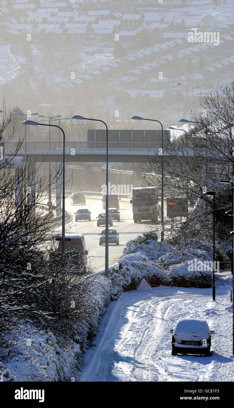 Winterwetter. Der Verkehr auf der A1 in Newcastle normalisiert sich nach dem morgendlichen Chaos mit starkem Schnee über Nacht. Stockfoto