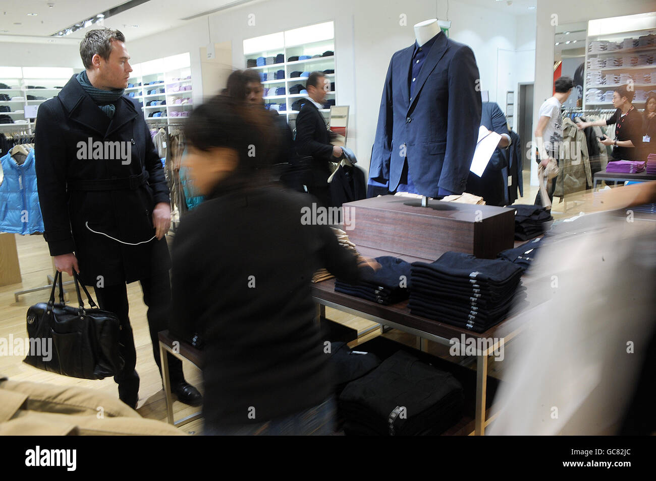 Die +J-Kollektion des Designers Jil Sander wird im Uniqlo Store in der Oxford Street im Zentrum von London verkauft. Stockfoto