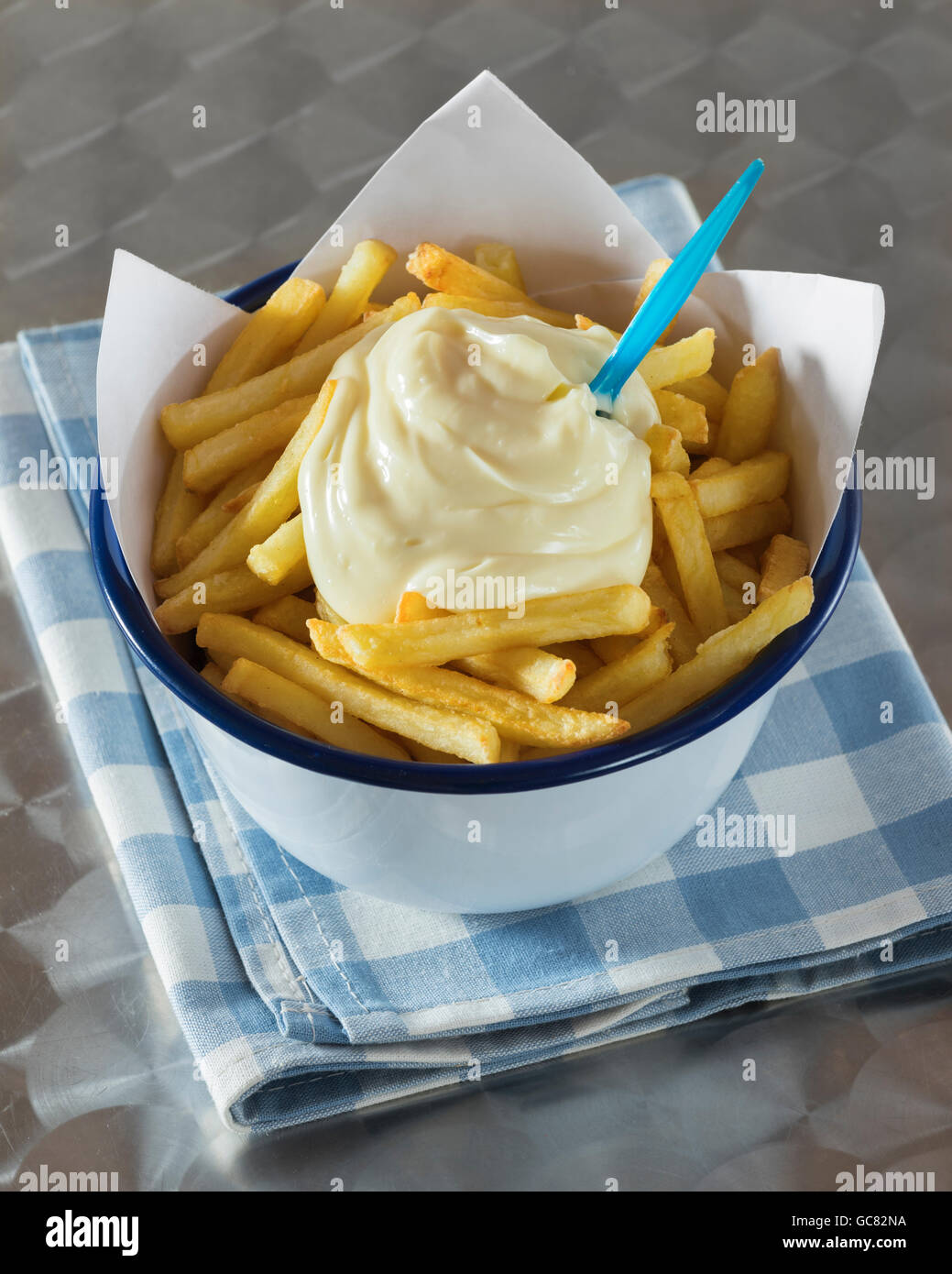 Chips mit Mayonnaise. Frietjes traf mayonaise Stockfoto