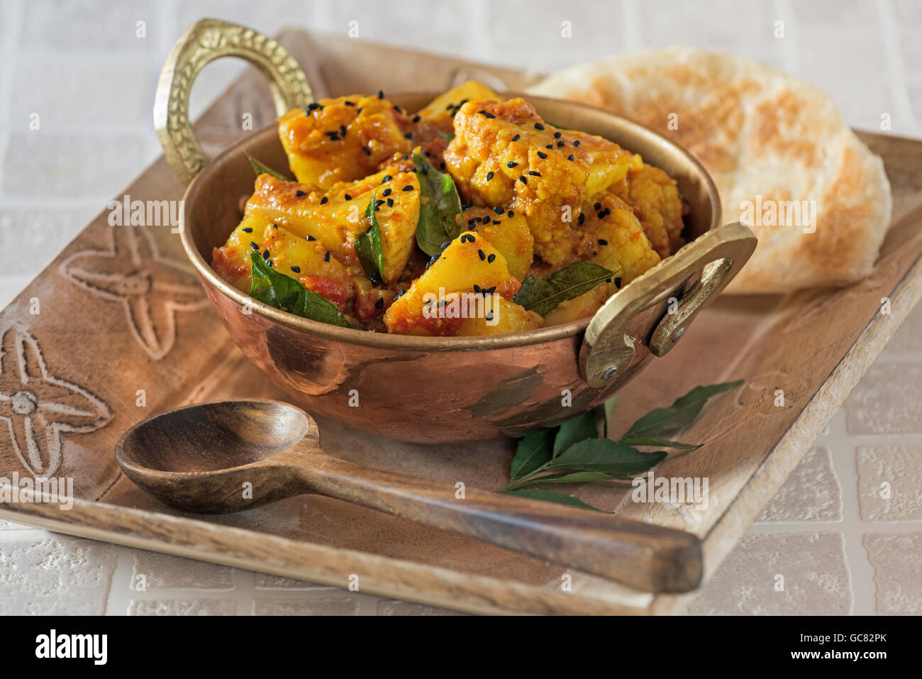 Aloo Gobi. Würzige Kartoffel-Blumenkohl-Curry. Indien-Essen Stockfoto