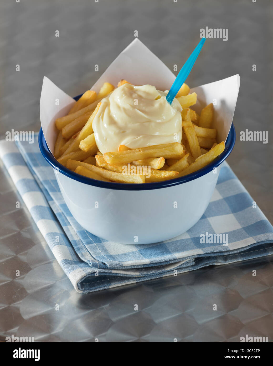 Chips mit Mayonnaise. Frietjes traf mayonaise Stockfoto