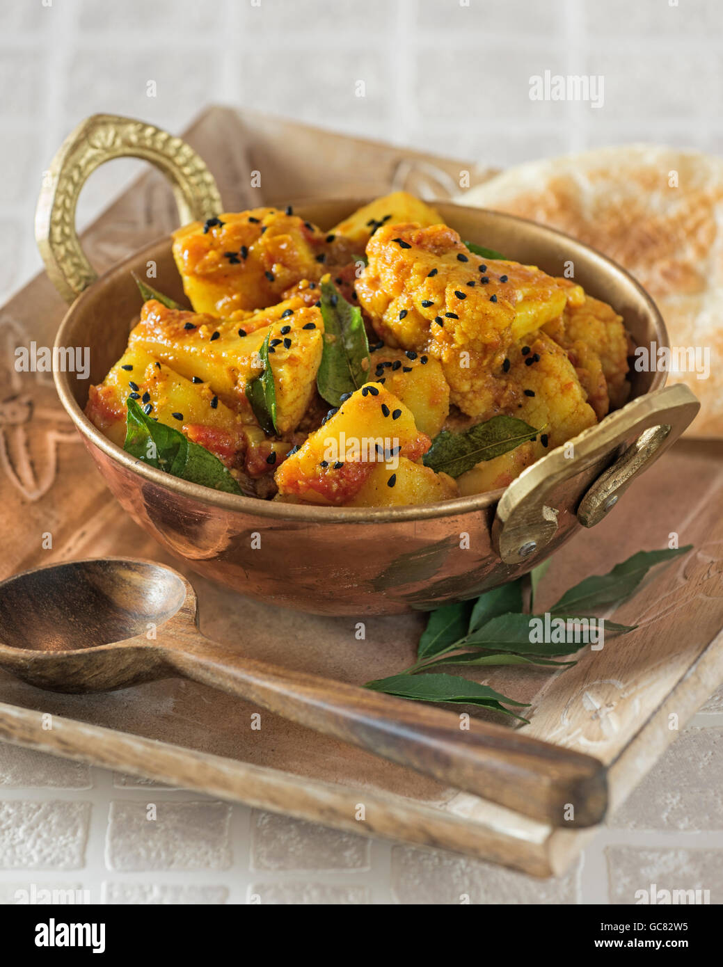 Aloo Gobi. Würzige Kartoffel-Blumenkohl-Curry. Indien-Essen Stockfoto