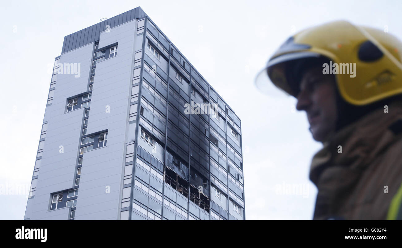 Die Szene am Waddell Court in Glasgow, nach einem Brand, der den Tod einer Person zu befürchten hat. Stockfoto